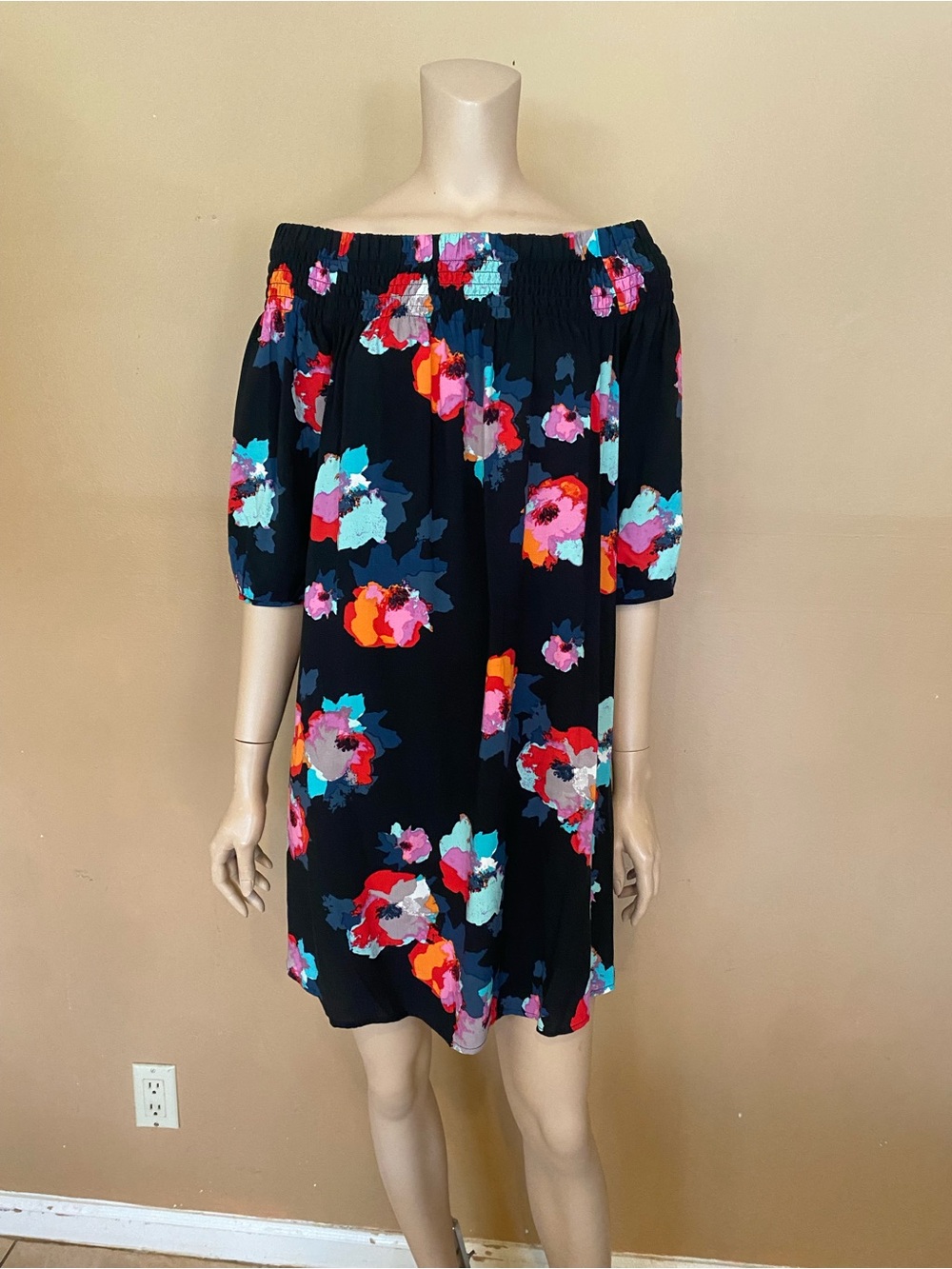 Laundry By Shelli Segal Black One-Shoulder Floral Shift Dress with Bright Blooms